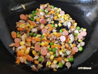 五彩的糯米饭,锅里再放点猪油，因为米饭有点多，锅里再放点猪油，再倒入多彩的粒粒翻炒片刻，