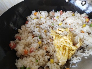 五彩的糯米饭,加入煎好的鸡蛋炒匀