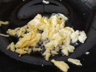 五彩的糯米饭,把打匀的鸡蛋液倒入锅中，几秒就好