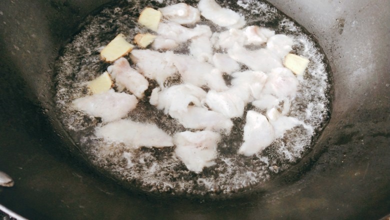 葱油鱼片,腌制10-15分钟，锅里放入开水，加入料酒和姜片，下鱼片