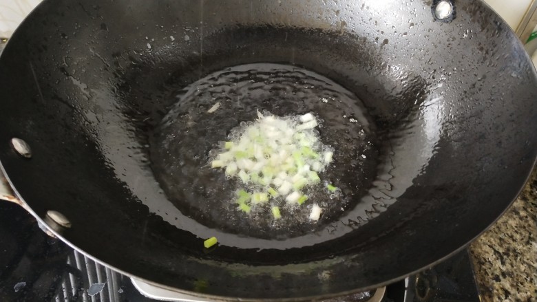 葱油鱼片,锅里热油，把葱白放进去炸香