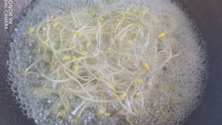 葱油鱼片,锅里烧水，将豆芽焯水至断生，捞出控干水分