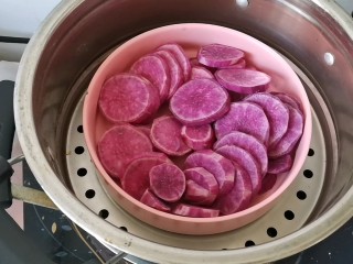 爆浆紫薯芝士饼,紫薯切片上锅蒸熟