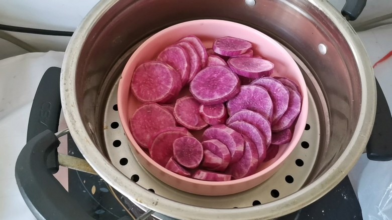 爆浆紫薯芝士饼,<a style='color:red;display:inline-block;' href='/shicai/ 2643'>紫薯</a>切片上锅蒸熟
