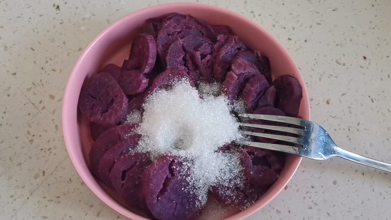 爆浆紫薯芝士饼,蒸好后加入20克白砂糖