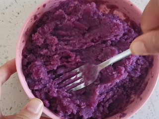 爆浆紫薯芝士饼,用叉子压成紫薯泥