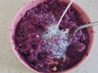 爆浆紫薯芝士饼,加入20克牛奶搅拌均匀