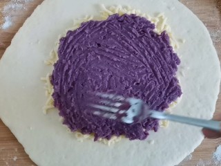 爆浆紫薯芝士饼,铺上紫薯泥
