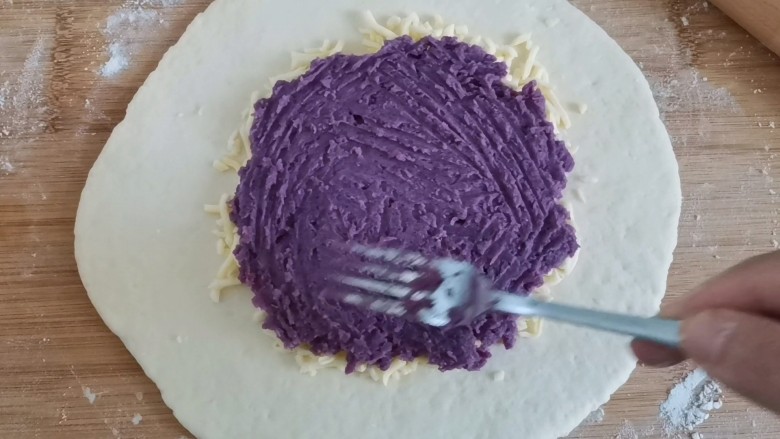 爆浆紫薯芝士饼,铺上紫薯泥