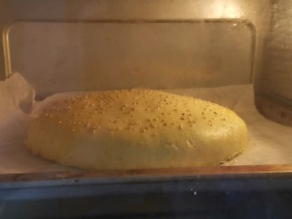 爆浆紫薯芝士饼,送入预热好的烤箱上下火，180度烤20分钟