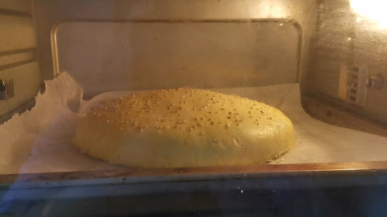 爆浆紫薯芝士饼,送入预热好的烤箱上下火，180度烤20分钟