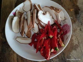 香菇炒小白菜,香菇洗净切片，红椒洗净切丝。