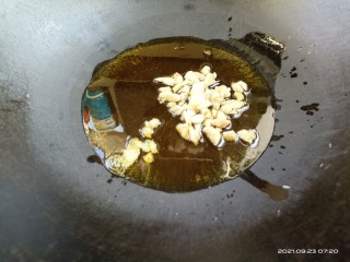 香菇炒小白菜,起锅烧油，放入大蒜