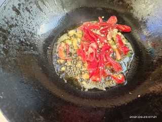 香菇炒小白菜,放入红椒，炒出香味