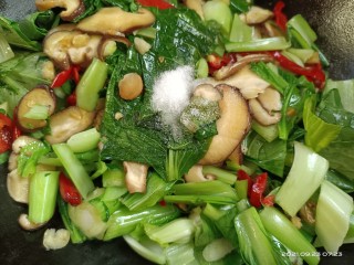 香菇炒小白菜,加入食盐，味精。至熟。