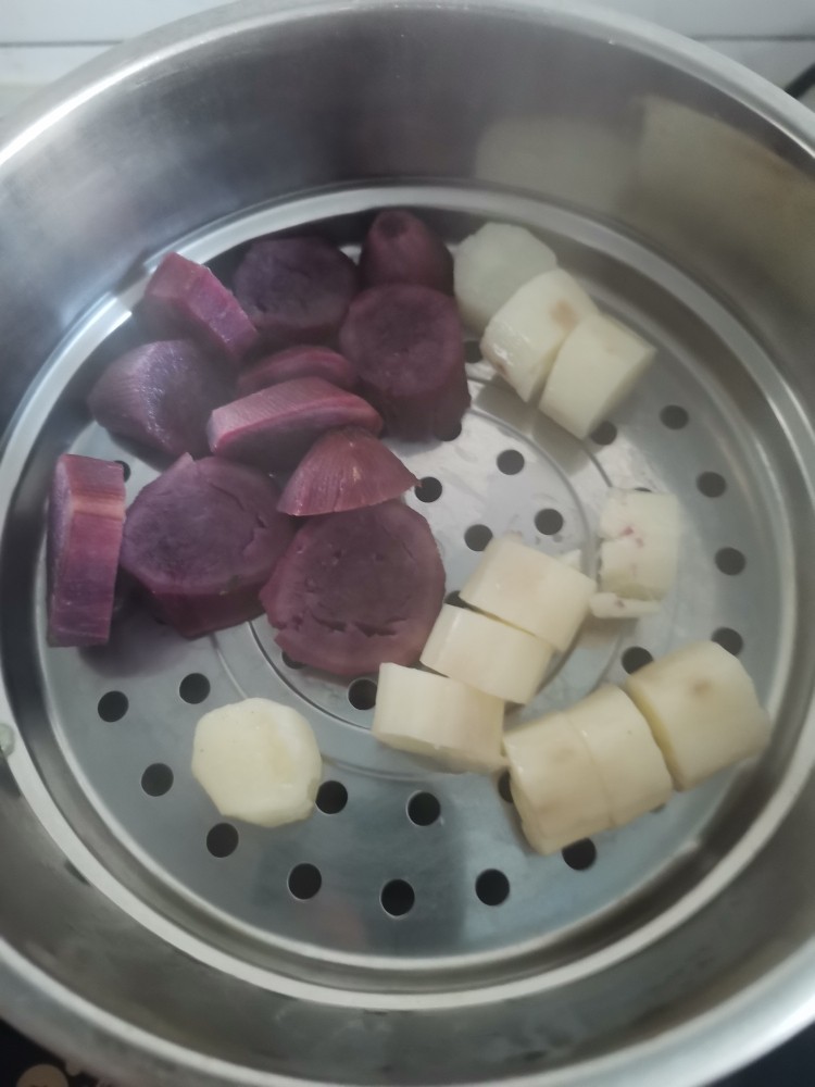 紫薯山药糕,蒸熟关火