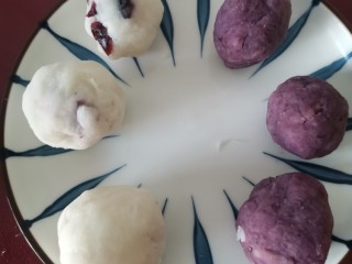 紫薯山藥糕,分別搓成圓球