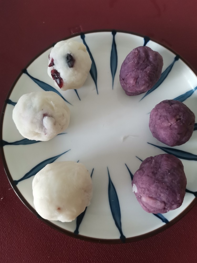 紫薯山药糕,分别搓成圆球