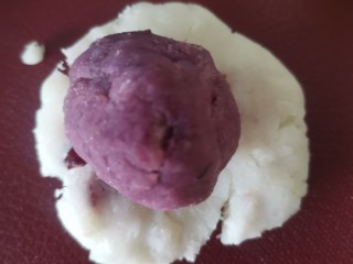 紫薯山藥糕,山藥按成小餅，包上紫薯球