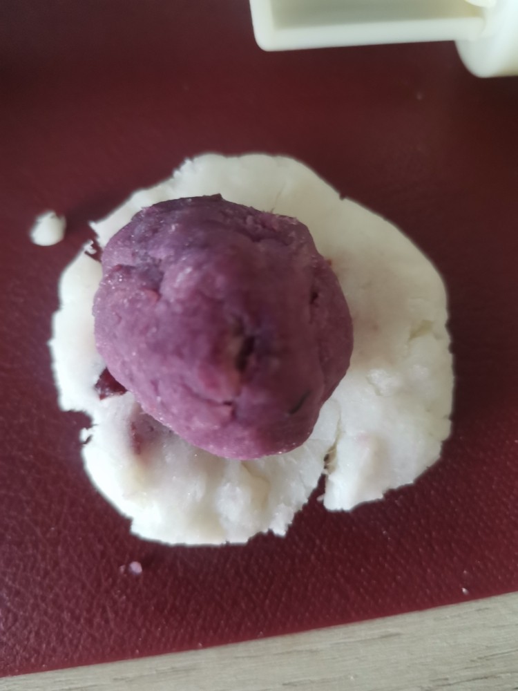 紫薯山药糕,山药按成小饼，包上紫薯球