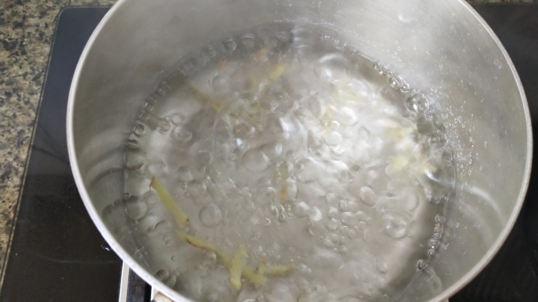 凉拌芝麻海带,锅里放开水，加入盐和姜丝烧滚一会儿