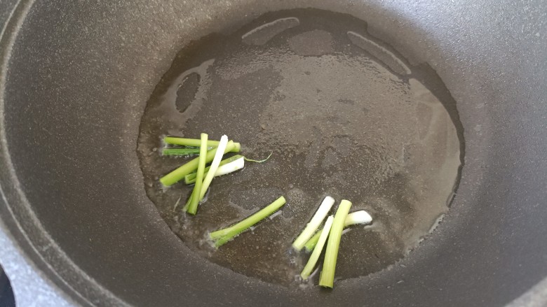 芹菜木耳炒肉丝,起锅烧油，放入小葱段儿；