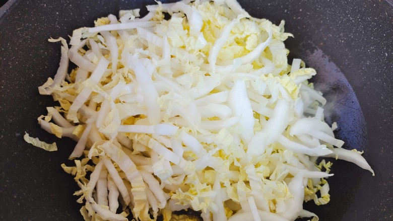 金针菇炒大白菜,起油锅，油热后下白菜
