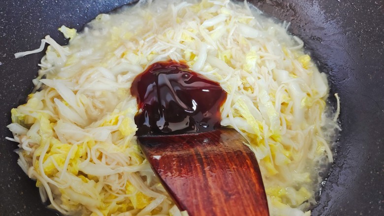 金针菇炒大白菜,加适量蚝油