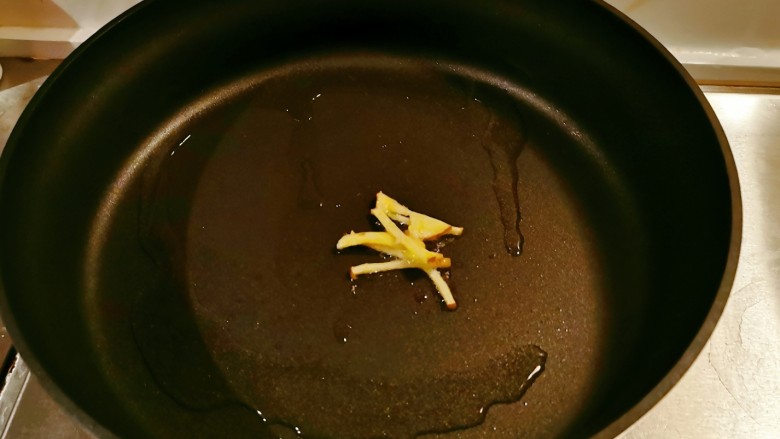 金针菇炒大白菜,起油锅放入食用油加热，爆香姜丝。