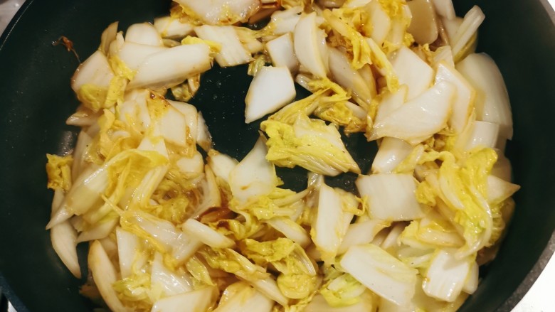 金针菇炒大白菜,炒至上色入味。
