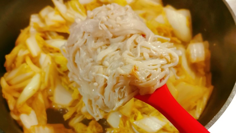金针菇炒大白菜,放入焯水后的金针菇翻炒。
