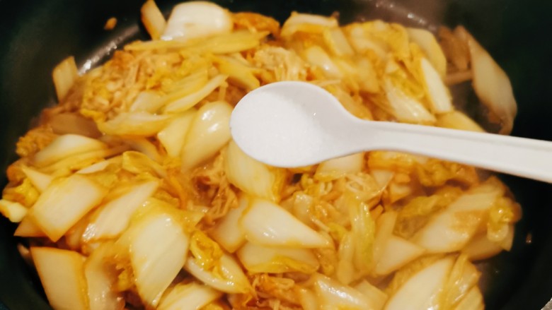 金针菇炒大白菜,按自己口味添加盐调味。