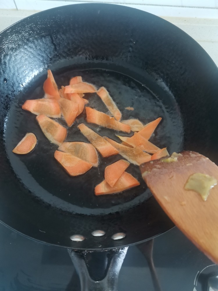 胡萝卜炒西兰花,起锅烧油，葱爆香加入胡萝卜