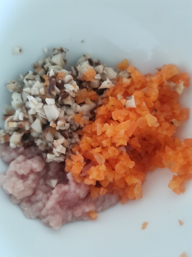 鲜肉小花卷,香菇胡萝卜剁碎都放入大碗中