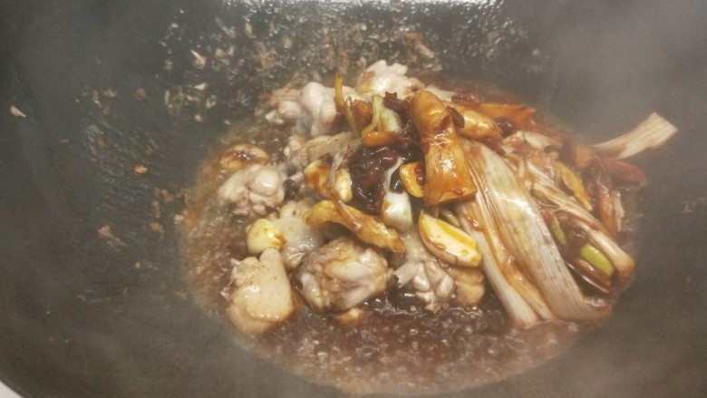 酱焖鸡块,在倒入一碗腌制好的料翻炒均匀。