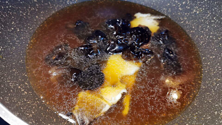 葱油鱼片,煮开后，过滤掉葱段，只留下汤汁，先下鱼骨与木耳，煮熟