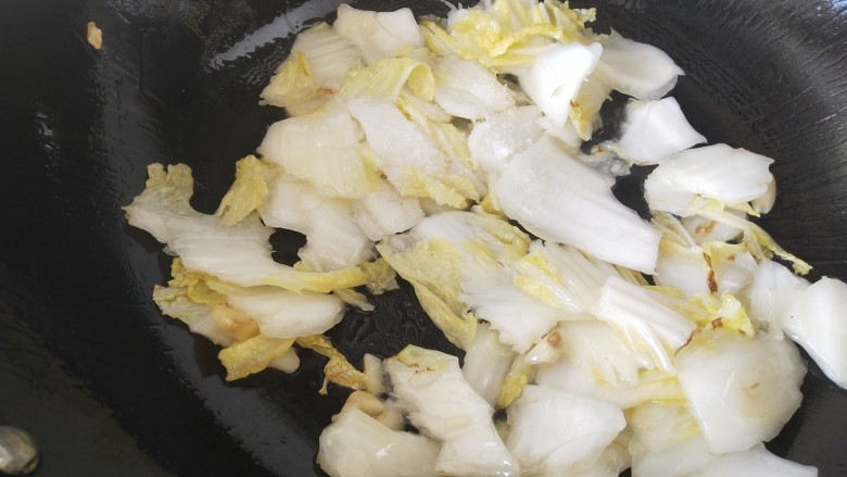金针菇炒娃娃菜,放入菜梗加点白糖先炒，炒出水分，加点盐