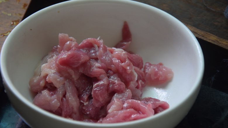 芹菜木耳炒肉丝,加入食用小苏打和食用油抓匀，腌制十分钟