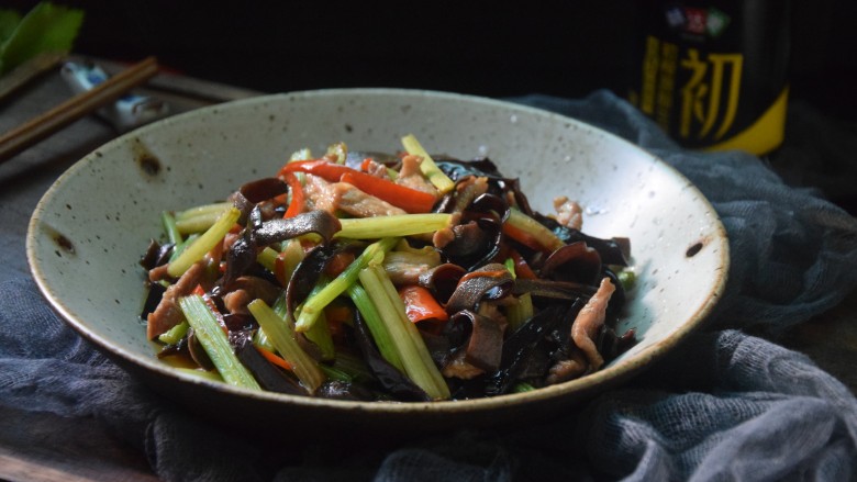 芹菜木耳炒肉丝,一道简单易做的芹菜木耳炒肉丝就可以开吃咯！