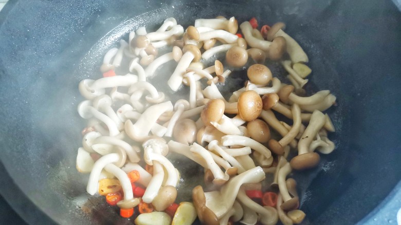 莴笋炒菌菇,炒出水分。
