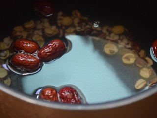 南瓜银耳莲子羹,把红枣、芡实和莲子倒入电饭锅中，加入适量水