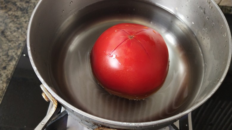 番茄鸡蛋炒年糕,锅里放开水，西红柿焯一下，