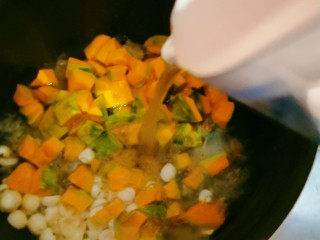 南瓜银耳莲子羹,倒入适量清水，选择煲煮键。
