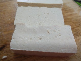 白果炖豆腐,豆腐一盒切厚片。
