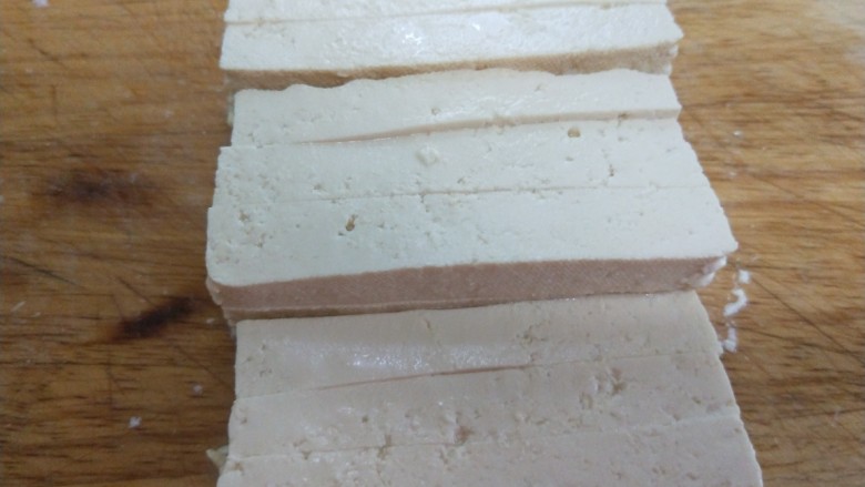 白果炖豆腐,在切成小条。