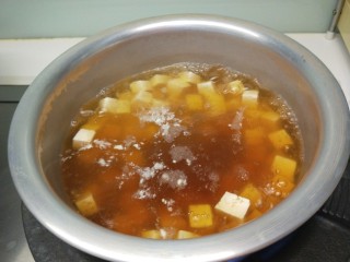 白果炖豆腐,加入适量料酒，生抽煮3分钟关火。