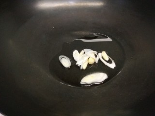 白果炖豆腐,锅中倒入适量油炒葱花。