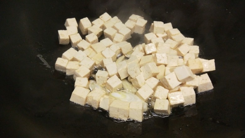 白果炖豆腐,倒入白果豆腐。