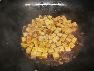 白果炖豆腐,加入适量开水炖10分钟。