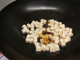白果炖豆腐,加入鲜鸡汁提味。